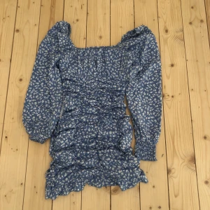 Blå klänning  - Blå blommig klänning som använts en gång. Finns en dragkedja på sidan vilket är väldigt bra. Köpt för 229 men säljer för 159. Kontakta mig för mer info💕