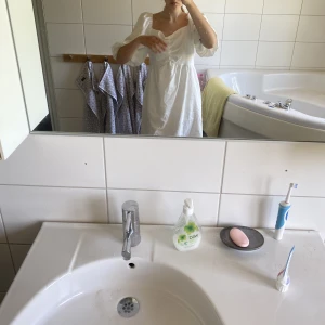 Vit sommar puffig klänning - Vit sommar klänning som är lite puffig och även lite volang! Passar perfekt till midsommar eller bara en fin sommardag! 