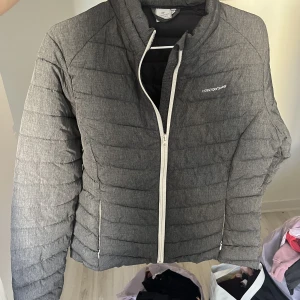 Jacka  - Nypris 600 Mitt pris 150 Använd en gång 