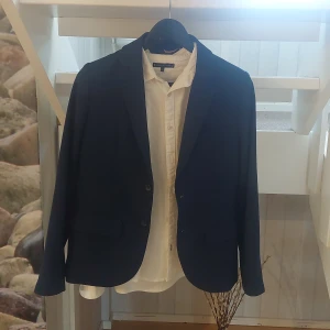 Kavaj med vit skjorta  - Kavaj perfekt till sommarens festliga sammankomster med en till hörande skjorta  Mycket bra skick  Tommy hilfiger  164 cm  