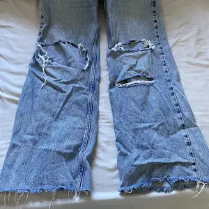 Ett par vida jeans från bikbok, köpte för ett eller två år sedan, de är ganska använda och hålen i knäna är lite större än från början men skulle inte säga att det är dåligt skick på de! 