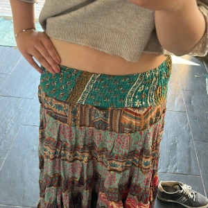 Långkjol  - Säljer denna sååå fina långkjolen som är perfekt nu till sommaren. Så coolt mönster och perfekt vid så många tillfällen. Går ända ner till fötterna på mig som är nästan 170😻 Resår i midjan så passar flera storlekar