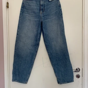 Jeans - Aldrig använd. Stor i benen och högmidjad.