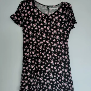 Söt blommig tunika/kort klänning - Storlek 40 enligt etiketten men är mer som en 36