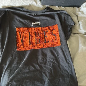  T-shirt - Fin T-shirt den vita texten är lite sliten anars inget annat!