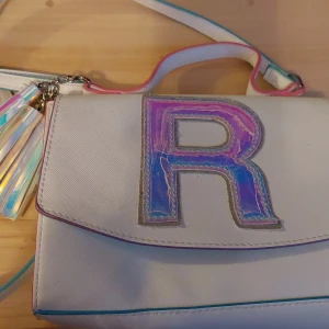 Barnväska <3 - Ser nästan ny ut, orginal vit färg Ca 19 cm bredd och ca 13 höjd Kontakta om ngn är intresserad <3