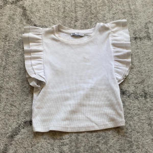 Vit volang tröja - Lite smutsig men kommer tvätta den innan!💘, passar verkligen till allt, ÄLSKAR💘💘💘