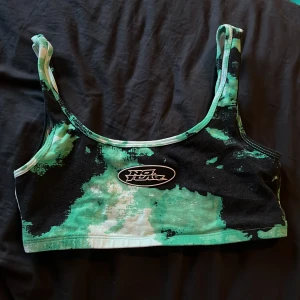 Grön svart vit topp  - En grön svart och vit topp från  H&M X No Fear som aldrig blivit använd och skäl tills er är att den vart för liten snabbt, väldigt fint skick annars:)