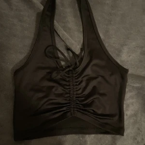 svart linne med snöre  - går bak nacken och är från new yorker, i nyskick <3 