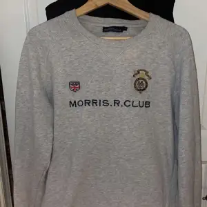En grå Morris tröja, storlek M, säljs för att den inte används. 