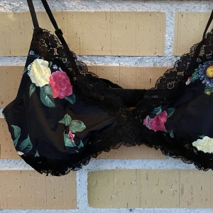 Blommig bh, Monki - Superfin bh, både svart och blommig!🖤🌹