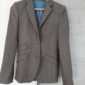 Nya kavajer  - 100% ull alla passar mig som är S  500kr nypris 1500 å uppåt 