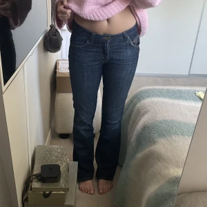 Lee jeans  - Supersnygga lågmidjade lee jeans i en fin mörkblå färg ! Sitter supersnygga och är i jättebra skick ! ❤️