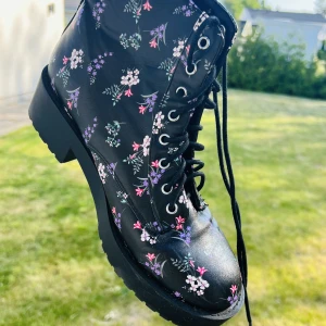 Cheap women shoes  - Boots with flowers (strl 39) 100:- Ballerinas with flower (strl 37) 100:- Black boots (strl 38) 100:-