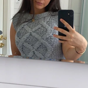 kabelstickad väst - grå väst som är ganska tjock i materialet men så classy🩶🩶