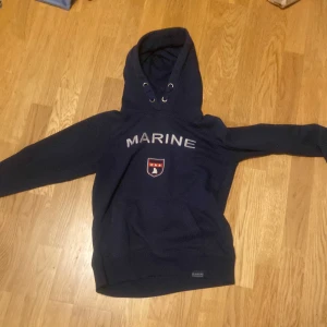 Mörk blå Marine hoddie - Välanvänd men väldigt bra skick inge skador eller permanenta fläckar i storlek 158-164