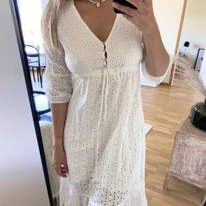 Vit sommarklänning - Perfekt till midsommar! Ingen lapp men passar både S och M! Använd någon enstaka gång🤍🌟
