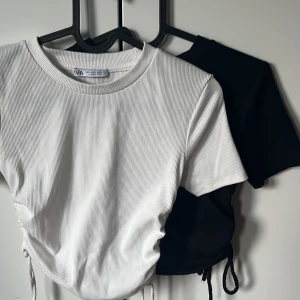 Zara topp med dragsko - Storlek: S på båda  Tyget är väldigt mjukt och går att töja ut.  Säljer i svart och vit!  Har använt topparna någon gång! 