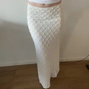Långkjol  - Maxiskirt, passar mig som är 170 cm. Utan slits. Oanvänd, Slutsåld hos ASOS. 