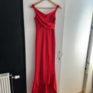 En jättefin lång röd balklänning!❤️ Använt den en gång och den är i fint skick☺️ 