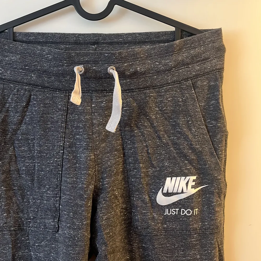 Ett par Nike mjukis i grått/vitt som är använda. Men i super bra skick! Med tjockt midje band! Frakt kostar 65kr!!. Jeans & Byxor.