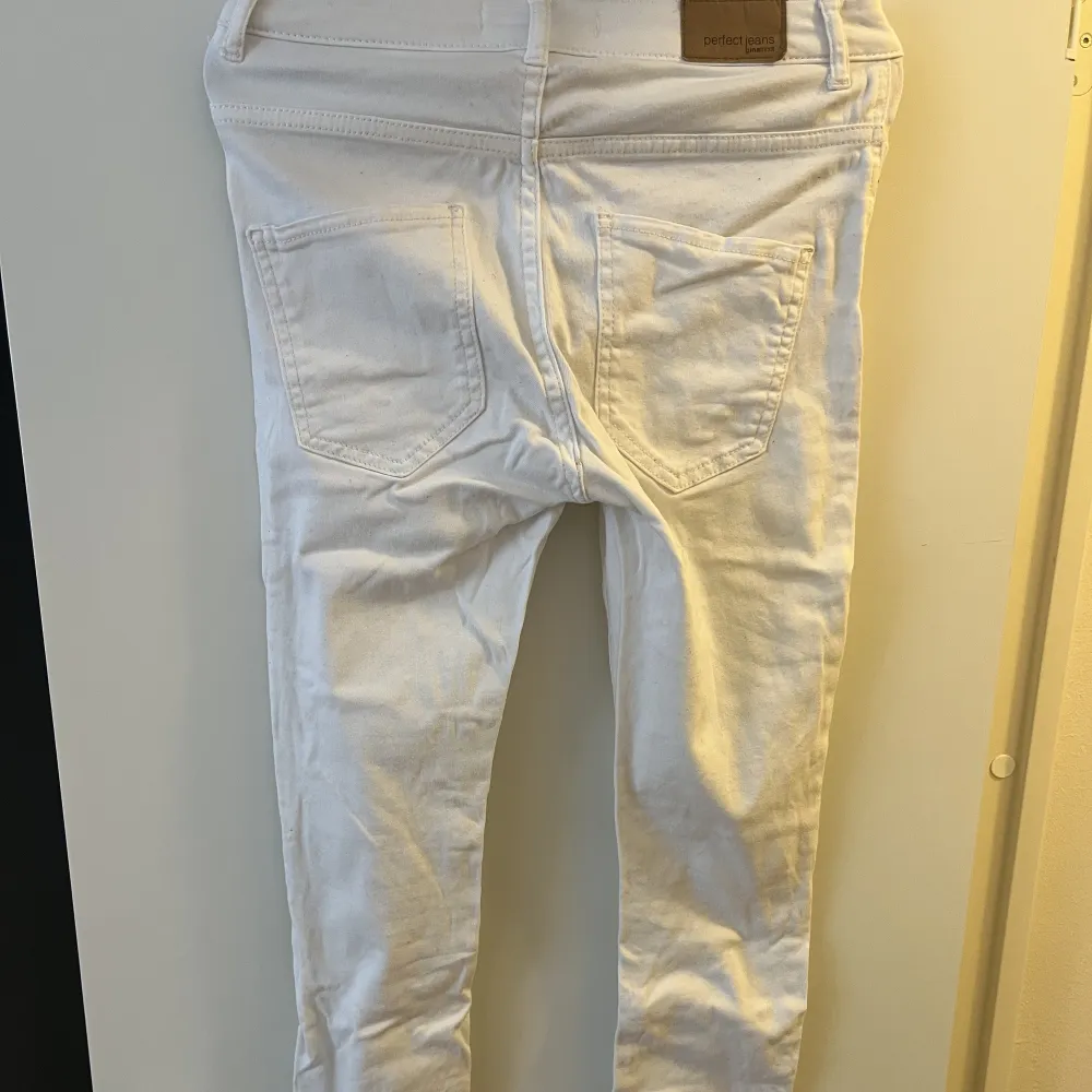 Ett par gina tricot perfect jeans (MOLLY JEANS) som inte alls är använda! Den gamla versionen . Jeans & Byxor.