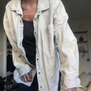 Skjorta  - Snygg oversize skjorta i jeanstyg. Använd fåtal gånger. Nypris 499 kr