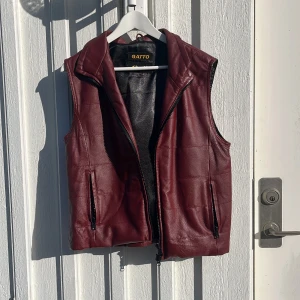 Intressekoll på röd läderväst - Röd läderväst från märket GATTO i strl 42. Köpt second hand, har aldrig använt men tycker ändå att den är fin. Skriv om ni har intresse och för mer bilder!