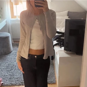 Kofta - Grå kofta i fint skick, använd fåtal gånger. 150kr