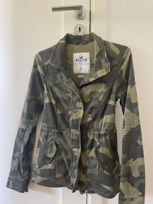 Vårjacka  - Säljer min fina vårjacka som tyvärr är för liten. Den är köpt på hollister  och är militär grön med gamoflauge mönster på. 