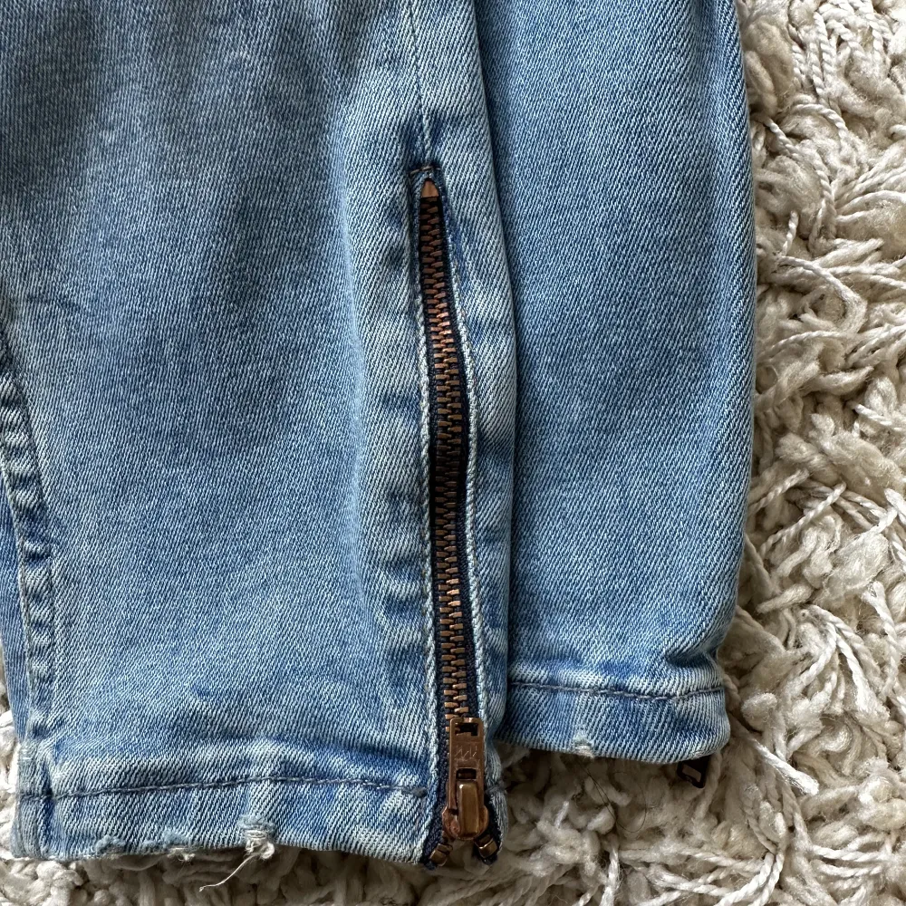 Jeans från Gina Tricot märke Kristen.  Storlek 26/30.. Jeans & Byxor.