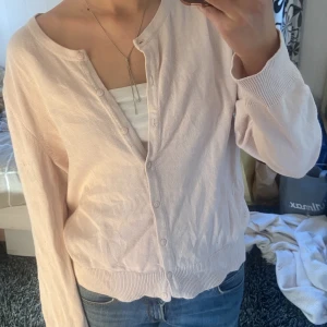 Kofta - Ljusrosa fin kofta, köpt här på plick och lappen är bortklippt av någon anledning så står inte storlek, men skulle gissa på typ M 💓