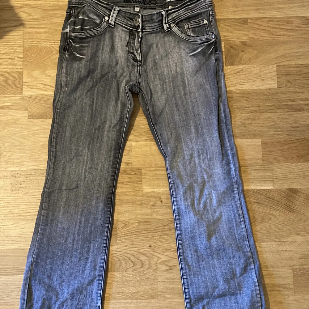 Grå lågmidjade och bootcut jeans, victoria beckham inspirerade. Pris kan diskuteras💗. Jeans & Byxor.