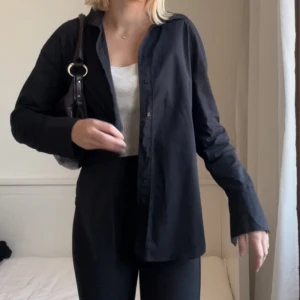 Skjorta Gina Tricot   - Oversized skjorta från Gina Tricot i storlek 34 (men mer som storlek medium)