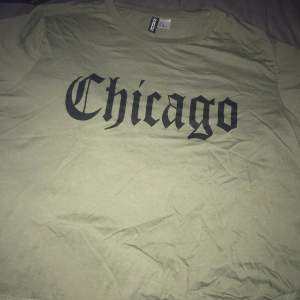 Säljer min Chicago tröja använder inte längre har användning den några gånger det står L men passar m köpt från H&M orginal priset 200 kr . Kan träffas kanske men bara i Vellinge då  Skriv om ni vill ha mer bilder eller undrar något  