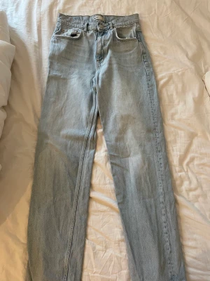 Jeans - Jeans från Gina Tricot, bra skick och passform. Ljus tvätt. Två fickor backtill.