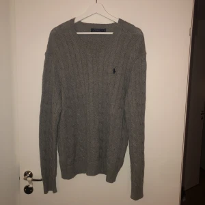 POLO- Ralph Lauren - En Polo- Ralph Lauren tröja i stickat material, nästintill oanvänd.  Säljes då den ej kommer till användning. Tröjan är i nyskick, endast använd 3-4 gånger. Nypris: 1499kr  Hör av dig vid eventuella frågor😊  Köparen står för eventuella fraktkostnader🤍