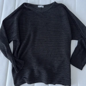 Tröja  - En svart tröja som passar med allt, aldrig använt. I storlek M 