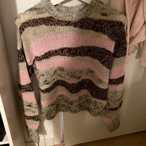 Stickad tröja  - Säljer en fin stickad tröja från Gina, ganska ny och oanvänd, passar jätte fint nu till hösten, priset kan ändras, Xs men passar mig som e storlek S.💞