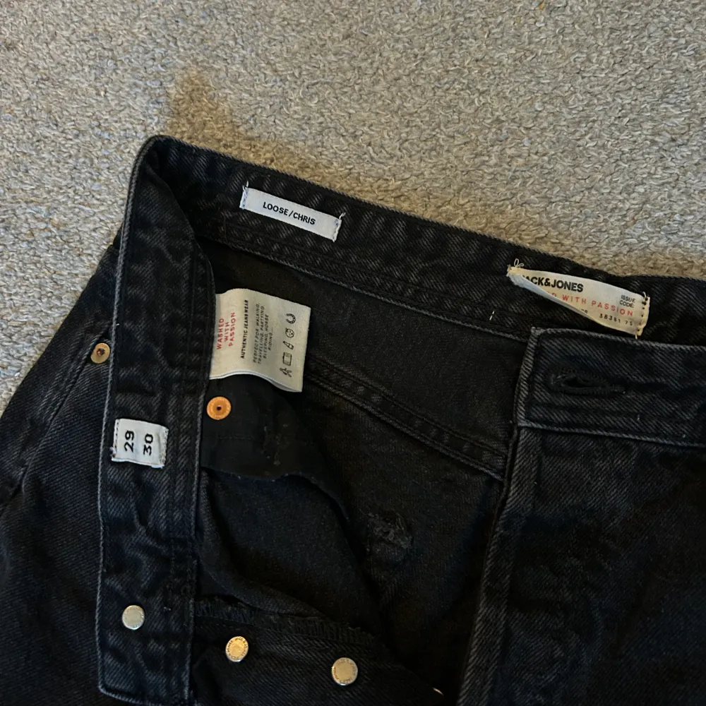 Storlek: w29 l30 Modell: Loose/Chris  Svarta jeans från Jack and Jones. Köpta för ca 1,5 år sen men användes endast i ca 2 månader. Ny pris låg på ungefär 600 kr nu säljer jag för 250 kr.  Inga fläckar eller andra defekter. . Jeans & Byxor.