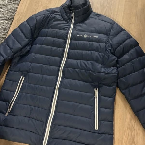 Sail racing jacka  - Sail racing the lunk down jacket Nyskick knappt använd alls Storlek m Nypris 2500