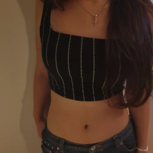 Söt topp - En jätte gullig kort topp från H&M, nästan helt oanvänd och i toppskick!  Skriv gärna kring ev. frågor💕