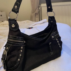 Väska axel  - Axelväska svart