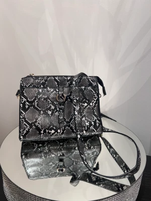 Axelremsväska  - Fin axelremsväska 