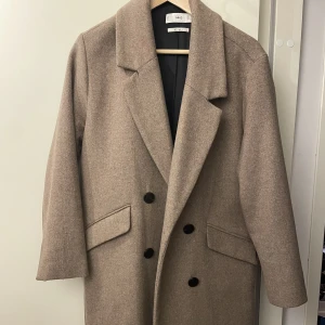 Perfekta höstkappan🍁 - Supersnygg beige/brun lite tjockare höstkappa från MANGO❤️ så skön och mysig men passar mig tyvärr inte längre. Inga tecken på användning .