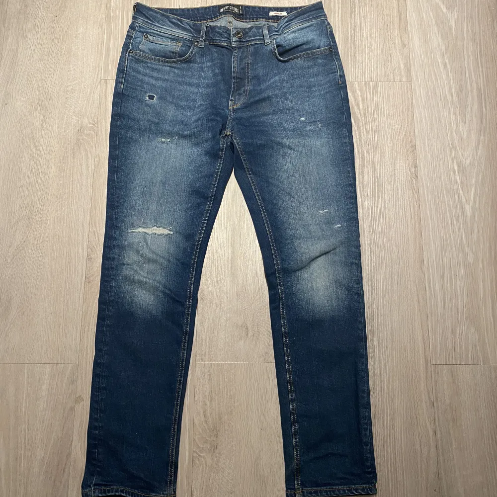 Säljer dessa Henry Choice jeans. Skick 9/10, pris kan diskuteras vid snabb affär. Nypris 1399kr. Jeans & Byxor.