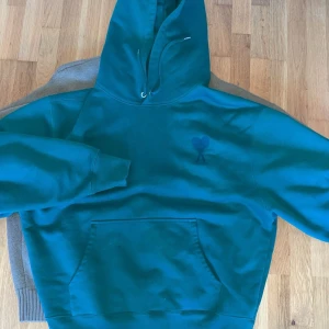 Hoddie från Ami Paris  - Hoddie från Ami Paris, bra skick nypris 3500, perfekt oversize på tjejer storlek L 