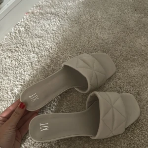 Beiga klackar  - Säljer dessa superfina klackskor som tyvärr inte kommer till användning. De är en låg klack och endast använda en gång . Nypris 499kr säljer för endast 199kr!! 