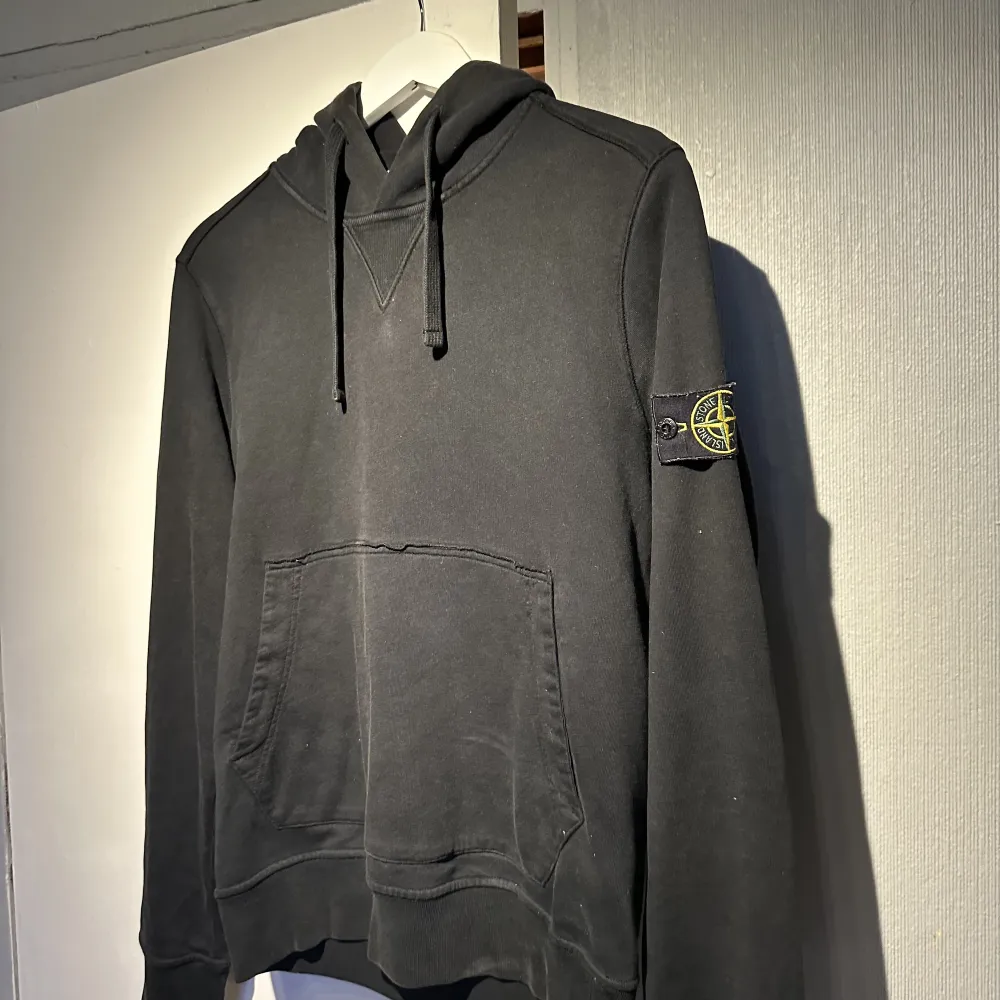 Säljer en hoodie ifrån Stone Island Storlek: S  Skick: 7/10. Hoodies.