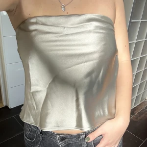 Satin topp zara - Snygg topp till fest från zara, storlek M